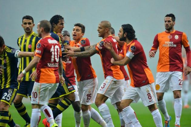melo nun sahada kalması hakemin meziyeti, yaptıkları yok hakem.. tamam onlar var da sen niye dalıyorsun kardeşim..