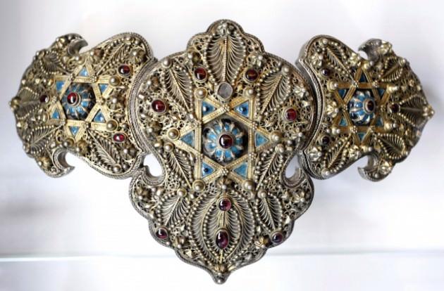 <div class="editorPart">
<p>Hollanda, &Ccedil;in, Suriye ve T&uuml;rkiye gibi &ccedil;eşitli &uuml;lkelerden getirilen cam şişeler, &ccedil;&ouml;mlek ve porselenlerin yani sıra 30 yıl boyunca d&uuml;nya a&ccedil;ık artırmalarından satın alınan m&uuml;cevher ve antikaların bulunuyor.</p>
</div>