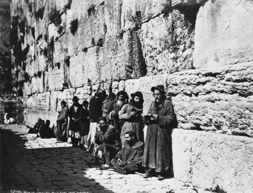 <p>1890 yılında Kudüs'teki Ağlama Duvarı'nda ibadet eden Yahudiler.</p>