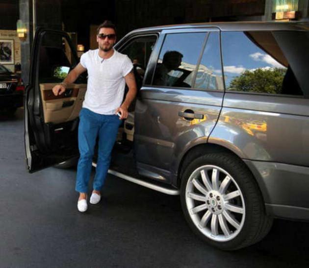 <p>Serdar Kesimal-Range Rover</p>