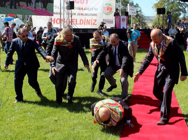 MHP Lideri Devlet Bahçeli katıldığı tören sırasında düştü.