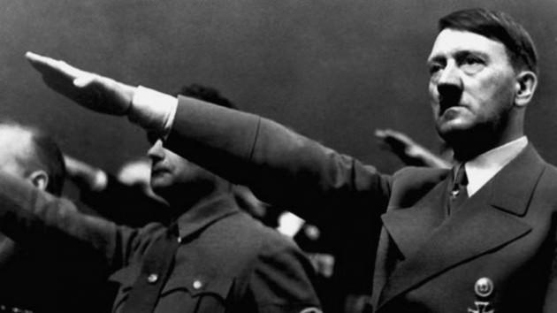 <p>İddialara son vermek için Hitler'in sekreteri Rudolf Hess yazdığı bir makalede, selamın kullanımının İtalyanlardan önce başladığını söylese de, Mussoli'nin de kullandığı Romalı selamının bir uzantısı olarak kabul ediliyor.</p>