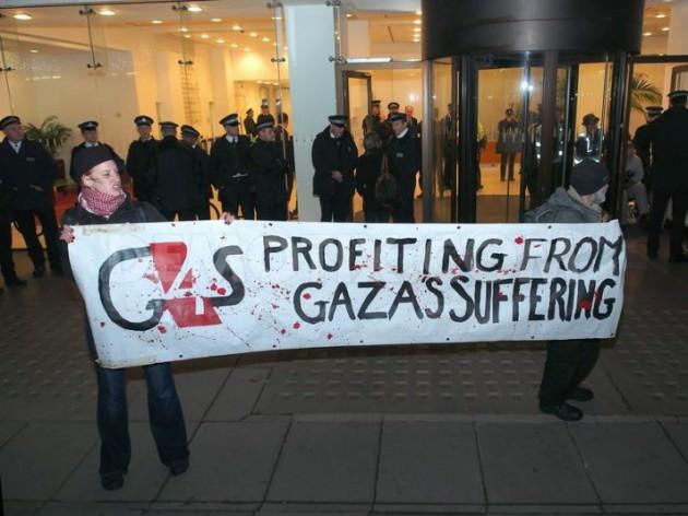 İsrail hapishanesinde ge&ccedil;tiğimiz hafta hayatını kaybeden Arafat Jaradat i&ccedil;in hesap verilmesini isteyen g&ouml;stericiler, İngiliz firmalarını İsrail oyununa ortak olmakla su&ccedil;ladı.