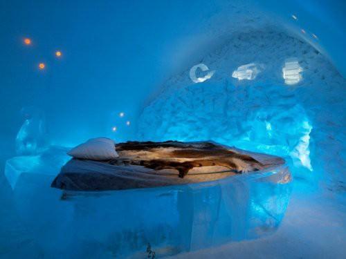 Adı "kiruna" olan ve her yıl yeniden yapılmak zorunda olan otelin inşası i&ccedil;in 10.000 ton kristal buz ve 30.000 ton saf kar kullanılmakta.