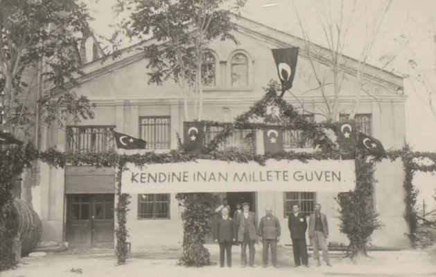 <p>Bayraklar ve Atatürk fotoğraflarının altında vatandaşların Cumhuriyet Bayramı hatırası…</p>