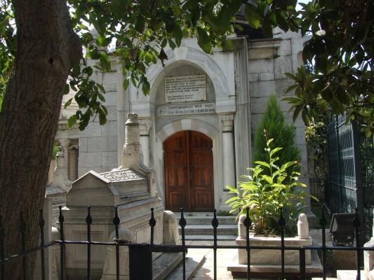 <p>Gazi Osman Paşa Türbesi</p>
<p>Kirmasti Mahallesi Fatih Camii'nin mihrab tarafındaki hazirede - Fatih</p>