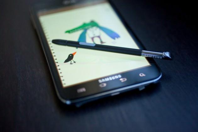 Galaxy Note, 1.4 Ghz çift çekirdekli işlemci, 16 GB dahili bellek, 8 mega piksel kameraya sahip. 4G LTE internet bağlantı özelliği bulunan telefon, Samsung’un S Pen kalemiyle geliyor. 5.3 inç (13,5 cm) genişliğindeki ekranıyla Note’da video izlemek, oyun oynamak, internette sörf yapmak ve e-kitap okumak çok daha eğlenceli ve kaliteli. Parlak, HD Super AMOLED ekranı da kullanıcı tatmininiartırıyor. Ancak telefon bazılarına biraz büyük gelebilir. Ayrıca batarya ömrü herkesi tatmin etmeyebilir.