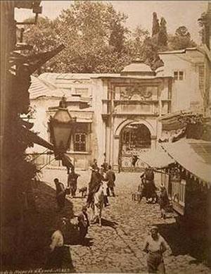 <p>Rumları karakola çağıran Eyüplü Halit kendisini komiser olarak tanıtıp Rumları ihbarcılıkla suçluyordu. Daha sonra onlardan rüşvet isteyip bu insanları birer birer soyuyordu.</p>