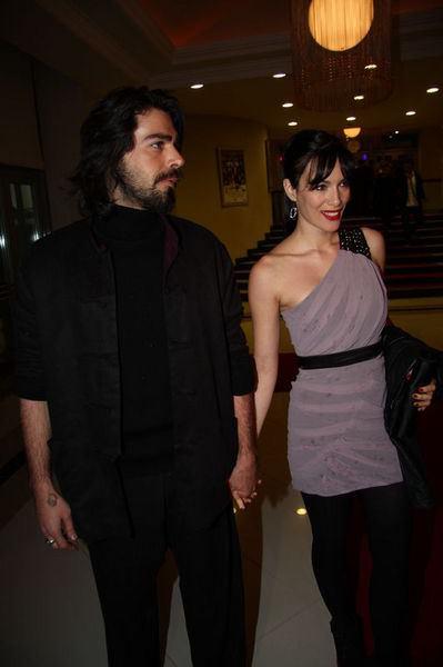 GAMZE ÖZÇELİK Gamze Özçelik, kendisi gibi oyuncu olan eşi Uğur Pektaş ile evlendikten sonra Umre'nin yolunu tuttu.