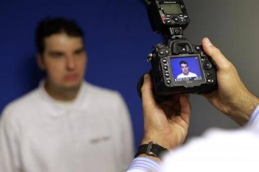 <p>Norris, 1997&rsquo;de evinde kazara silah y&uuml;z&uuml;nden patlayınca dudaklarını ve burnunu kaybetmiş, ağzının hareket kabiliyetini b&uuml;y&uuml;k &ouml;l&ccedil;&uuml;de yitirmişti.</p>