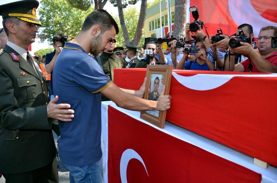 <p>Hakkari'nin Çukurca ilçesinde terör örgütü PKK mensuplarına yönelik sürdürülen operasyonda şehit düşen Astsubay Bahri Uçuş, memleketi Aydın'ın Kuyucak ilçesinde toprağa verildi.</p>
