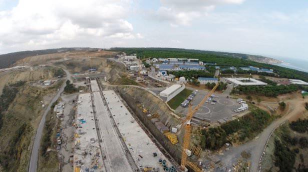 <p>Marmaray ve İstanbul Metrosu ile entegre edilecek raylı sistemle Atatürk Havalimanı, Sabiha Gökçen Havalimanı ve yeni yapılacak 3. Havalimanı da birbirine bağlanacak. Kuzey Marmara Otoyolu ve 3. Boğaz Köprüsü, "yap, işlet, devret’ modeliyle gerçekleştirilecek.</p>