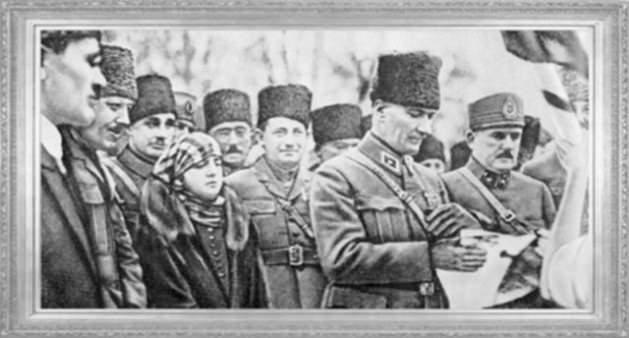 Gazi Mustafa Kemal, arkasında eşi Latife Hanım (1923)