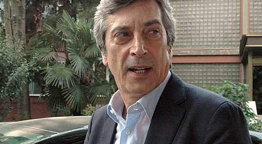 <p><strong>Murat Özaydınlı</strong><br />Çok ama çok üzgünüm, Efsanemiz Selçuk Yula hayata gözlerini yumdu,Serkan'ımdan sonra bir dost daha kaybettim</p>
