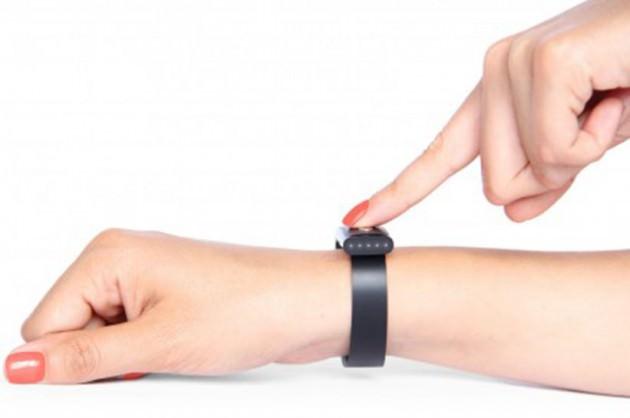 <p>Bionym adlı şirket geliştirdiği teknolojiyle, iPad’den otomobillere geniş yelpazedeki birçok cihazı, bilekliğin algıladığı kalp atışları ile kullanabiliyor. Bileklik, elektrokardiyogram (ECG) teknolojisiyle kalp atışlarını izliyor ve elde edilen verileri şifre olarak kullanıyor.</p>