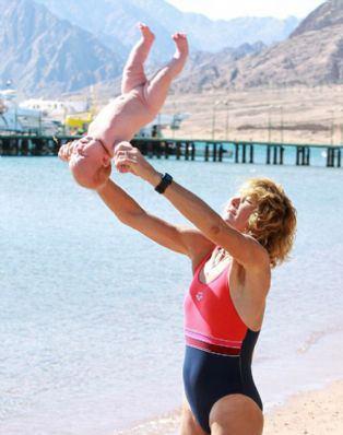 Her ne kadar huzur veren bir terapi olduğunu &ouml;ne s&uuml;rse de bebeklerin canı yandığı ağlamalarından belli oluyor.