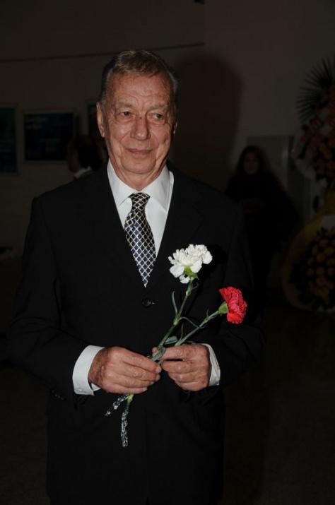 <p>10 Mart 2013<br /><br /> Usta tiyatrocu Metin Serezli hayata veda etti.</p>