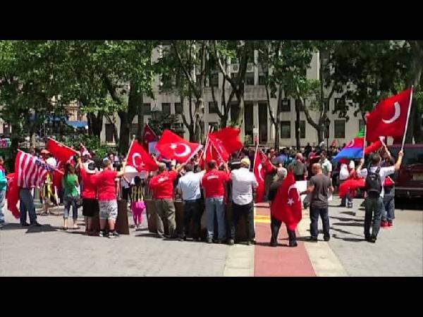 <p>New York’un Manhattan bölgesinde Foley Meydanı’nda, AK Parti hükümetini ve Erdoğan’ı desteklemek için bir gösteri düzenleyen yüzlerce Türk, Gezi Parkı direnişçilerinin eylemlerinin amacından saptığını ve olayların Türkiye ekonomisini zora sokacak bir yola doğru kaymaya başladığını savundu.</p>