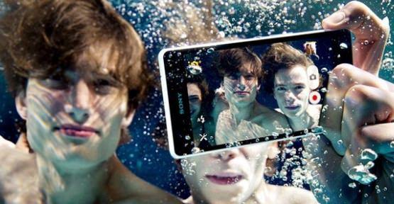 <p>1- Telefonunuzu kapatın Telefon suya düştükten sonra birçok kimse cihazın çalışıp çalışmadığını kontrol etmek ister. Ancak telefon kapatılmadan geçen üç, beş saniyelik bir gecikme bile cihazın bozulup bozulmamasını etkileyebilir. O yüzden mümkün olan en kısa sürede sudan çıkarılarak kapatılması gerekir.</p>