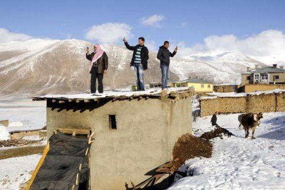   Yakın bölgelerinde baz istasyonu olmadığı için cep telefonları çekmeyen ve normal kablolu telefonları da bulunmayan köyde, vatandaşlar sinyal yakalamak için büyük çaba gösteriyor.