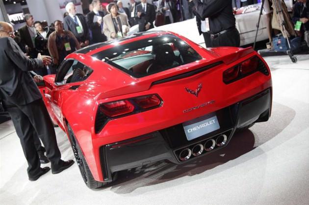 Stingray standart olarak 450 beygir güç ve 610 Nm tork üreten 6,2 litrelik bir V8 ile geliyor ve 0’dan 100 km/s’ye 4 saniyede hızlanıyor.