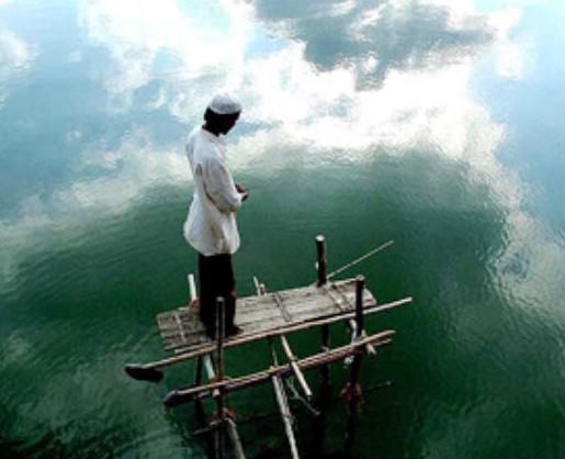 <p>Aynı zamanda temizlik vesilesidir. Namaz kılanın bedeni temiz, elbisesi temiz, namazg&acirc;hı (meskeni) temizdir.</p>