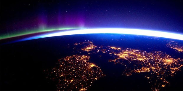 <p>André Kuipers bu fotoğrafında da Britanya ve İskoçya ile Kutup ışıklarını buluşturuyor.</p>