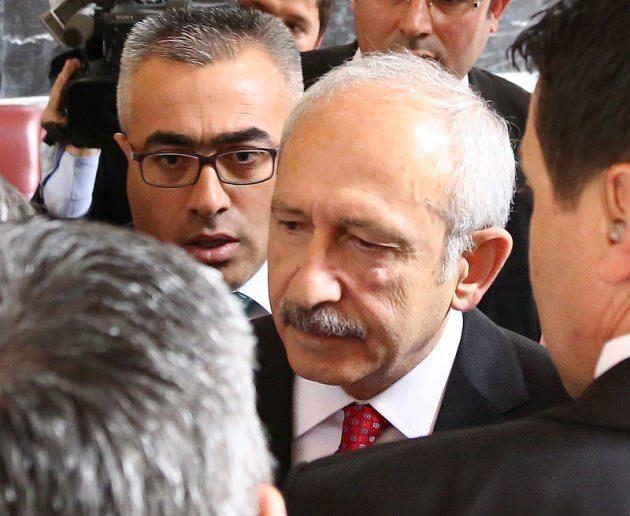 <p>CHP Genel Başkanı Kemal Kılıçdaroğlu'na Meclis'te yumruklu saldırıda bulunuldu. Kılıçdaroğlu 4 yumruk darbesi ve saldırı sırasında gözlüğü kırıldı.</p>