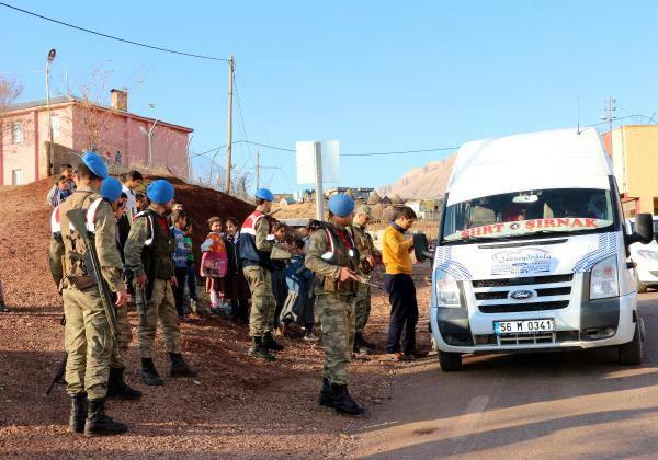 Yaklaşık 500 kase aşure dağıtan jandarma, özel günlerde bu tür etkinlikleri yapmaya sürdüreceklerini belirtti.