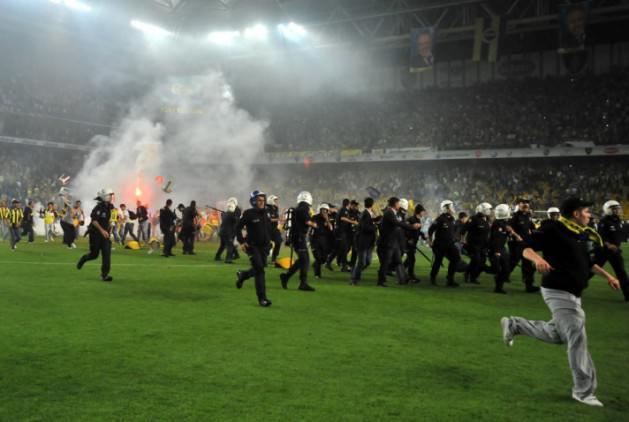 Maçın son düdüğünün ardından Galatasaraylı futbolcular çevik kuvvet çemberinde sevinirken kendi takımını alkışlayan Fenerbahçeli taraftarlar sahanın boşalmasının ardından sahaya girerek polislerle karşı karşıya geldi.