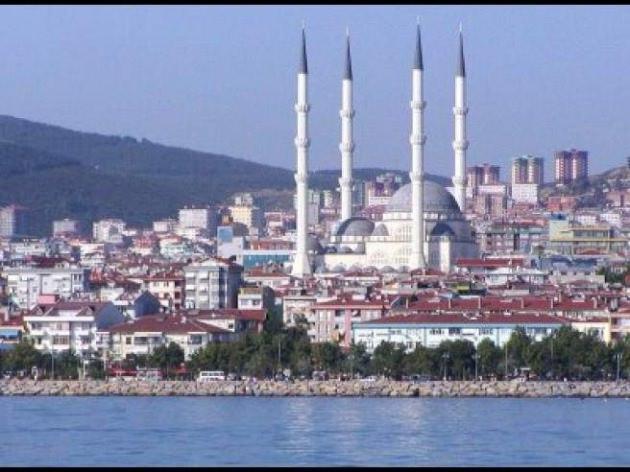 <p><strong>MALTEPE'DE AK PARTİLİ ADAY EDİBE SÖZEN FARKI</strong><br /><br />Maltepe ilçesi, bir araştırmacının kesin tahminlerde bulunmakta zorlanacağı bir ilçedir. Bu seçimde AK Parti kamuoyunun yakından tanıdığı, hem akamedik hem de siyasi kariyeri olan kadın aday ile seçim yarışına girdi. Prof. Edibe Sözen ile Maltepe'de seçmen karşısına çıkan AK Parti, sadece muhafazakar değil sosyal demokrat tabandan da oy istiyor. Genel seçimlerde başa baş bir yarış izlediğimiz Maltepe'de, AK Parti aday avantajı ile yarışı kazanma ihtimali çok yüksek.</p>
<p> </p>