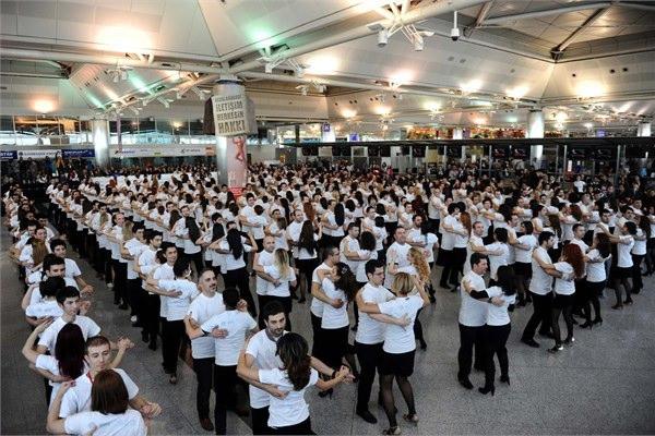 <p id="summary">Danskeyfi Akademilerinin düzenlediği rekor denemesinde 5 dakika boyunca hatasız ve senkronize olarak en kalabalık Bachata Dansı yapan 198 çift Türkiye'nin adını Guinness Rekorlar Kitabı'na yazdırdı.</p>