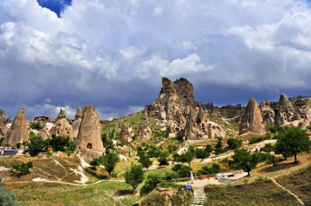 <p>Kapadokya anlatılmaz, yaşanır Kapadokya`da balon turu fotoğraflarına bakıp iç geçirenlerden misiniz? Cevabınız evetse bu yaz, tatilinizin bir kısmını peribacalarını görmeye ayırın.</p>
