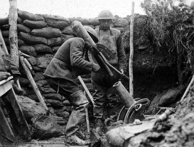 <p>22. Amerikan 117'inci havan topu birliğinden askerler<br />
<br />
Siperde havan topunu dolduruyorlar. Bu birliğe ait askerler 4 Mart 1918'de Bandoviller, Fransa'da düşman mevzilerini aralıksız bombardımana tutmuşlardır. </p>