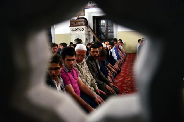 BERAT KANDİLİ DUASI Euzü billahi mine'ş-şeytani'r-racîm Bismillahi'r-rahmani'r-rahîm Ey Bizleri varlığa erdiren, Var olmadaki sonsuz zevki gönüllerimize duyuran, Güzeller Güzeli Rabbimiz! Sana sonsuz hamd ü senalar olsun.