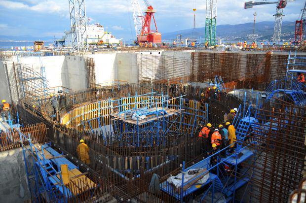<p>Deniz dibine batıralacak beton platform olan kesonların altına 34 metre uzunluğunda ve 2 metre çapında 195 tane kuzey bölgesine 195 tane güney bölgesine toplam 390 çelik kazık çakıldı.</p>
