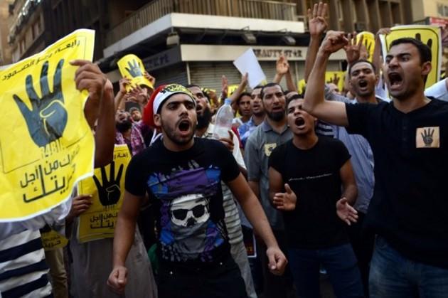 Halk, cuntanın bir an &ouml;nce y&ouml;netimi sivillere devretmesini, i&ccedil;eride tutulan İhvan liderlerinin serbest bırakılmasını istiyor.