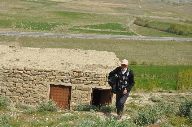 Dünyada 38 kişi Urartuca biliyor ve 37`si akademisyen. Vanlı Mehmet Kuşman'ın ise hiçbir eğitimi yok. Şimdi taş kulübesinde gelecek olan yardımları bekliyor.