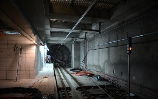 <p>İSTANBUL Boğazı’nın altından kıtalar arası geçişi 4 dakikaya indirecek Marmaray Projesi’nde, 29 Ekim açılışı için geri sayım başladı. 2 Ağustos’ta test sürüşlerine başlanacak projenin çok önemli teknolojik detaylara sahip olduğunu anlatan Marmaray Bölge Müdürü Haluk İbrahim Özmen, “Hat gece 00.00’dan 05.00’a kadar sadece yük trenlerine hizmet verecek. Bu saatlerde yolculara açık olmayacak. Kazlıçeşme-Ayrılıkçeşme (Kadıköy) arası 19 dakikada olacak” dedi.</p>