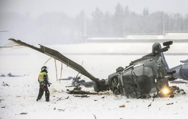 Al&ccedil;ak irtifadan karla kaplı stadın &ccedil;imlerine d&uuml;şen iki helikopterden birinin pilotu hayatını kaybederken, &ccedil;ok sayıda polis yaralandı.
