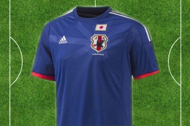 Japonya: Asya kıtasından şampiyonaya katılacak Japonlar son yıllarda futbolda &ouml;nemli gelişimeler g&ouml;steriyor. D&uuml;nya Kupası'na da yepyeni formayla gelecek Japonlar s&uuml;rpriz peşinde. Koyu mavi ağırlıklı formada g&ouml;ğ&uuml;s kısmında Japonya'nın sembol&uuml; &uuml;zerinde k&uuml;&ccedil;&uuml;k bir bayrakla formaya modernlik ve estetik katmışlar.