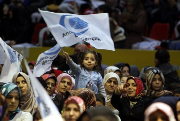 Anadolu Gençlik Derneği, yılbaşı kutlamalarına alternatif olarak 'Mekke'nin Fethi ve Kuran Ziyafeti' adlı etkinlikler düzenledi. Ülke genelinde 200'ü aşkın yerde yapılan fetih şölenine katılımlar yüksek oldu.