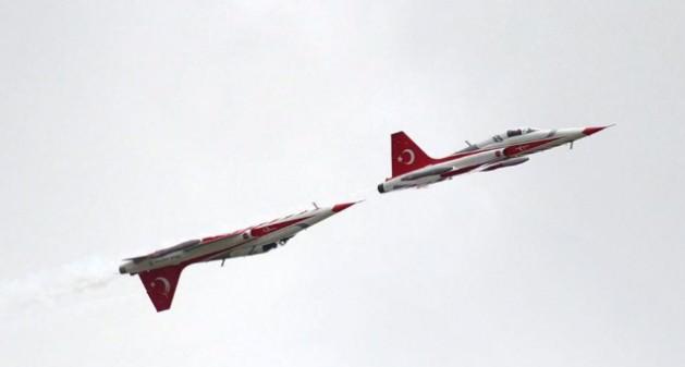 Türk pilotlarının heyecan verici ve zaman zaman da yürekleri ağızlara getiren akrobasi hareketleri izleyenlerden tam not aldı.