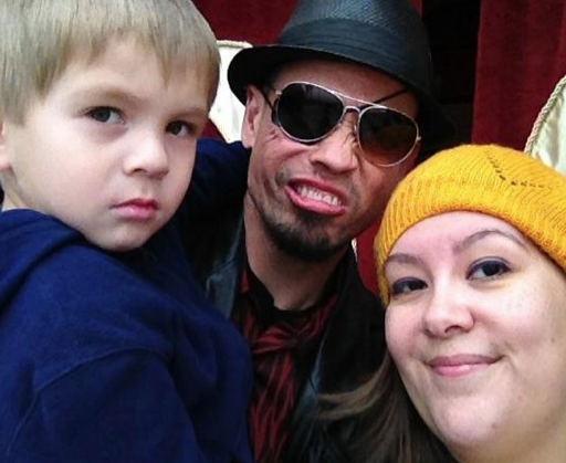 <p>Dayanılmaz baş ağrıları &ccedil;eken ve sağ burun deliğinden nefes alamayın Owen doktora gidiyor. Şikayetlerin sin&uuml;zit belirtisi olduğunu d&uuml;ş&uuml;nen doktorlar Owen'ı ila&ccedil;lar verip geri g&ouml;nderiyor. Ancak şikayetler bir t&uuml;rl&uuml; sona ermeyince gen&ccedil; adam tekrar doktora gediyor ve korkun&ccedil; haberi alıyor.</p>