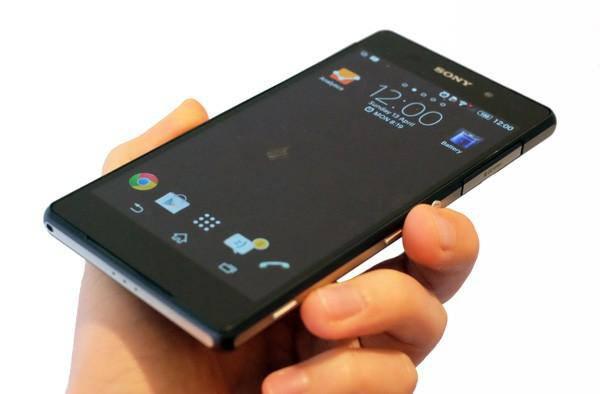 <p><strong>Sony Xperia Z2</strong><br />Özellikler: 5.2 inç dokunmatik ekran ( TRILUMINOS ekran ve IPS panel, 1,920 x 1080 piksel), DNC, 2.3 GHz dört çekirdekli işlemci, HSPA+, WiFi, LTE (Cat4), microSD desteği, GPS, micro USB, Bluetooth, dört bant GSM.</p>
<p>İşletim sistemi: Android 4.4 ve Sony arayüz</p>
<p>Fiyat: 600 Euro (yurt dışı)</p>