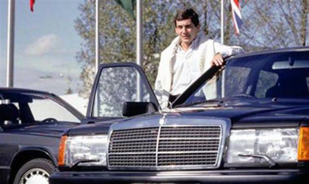 Gelmiş geçmiş en önemli F1 pilotlarından biri olan Ayrton Senna Mercedes-Benz 190'ın yanında...