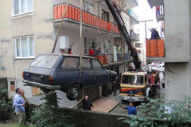 <p>Türkiye'de ihraç edilen ilk yerli otomobil olan 1976 model Renault 12'yi, dövizle sıra yazılarak Bursa'daki fabrikasından satın alan İshak Çakır şoför tutarak Giresun'a geldi. Giresun'a geldiği gün bahçeli nizam olarak aldığı evin garajına arabayı park ederek Almanya'ya döndü. Ardan geçen yılların ardından tekrar Giresun'a dönüş yapan İshak Çakır, yaşanan hızlı yapılaşmanın kurbanı olarak evinin garajındaki arabayı çevresindeki binalar nedeniyle çıkartamadı.<br /><br /></p>