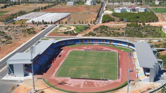 <p>7083 kişilik kapasitesiyle turnuvanın en az seyirci kapasiteli stadı olmasıyla dikkat çeken Akdeniz Üniversitesi Stadyumu, 2012 yılında hizmete girdi.</p>