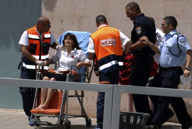 Ardından &ccedil;ıkan &ccedil;atışmada, bir kadını rehin alan saldırgan, polisle bir saat s&uuml;ren pazarlığa girişti.  