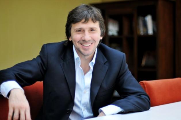 <p><strong>Hatalar farkı</strong><br />Şampiyonlar Ligi ilk ma&ccedil;ı, rakip Real Madrid... Ve sekiz yabancıyla &ccedil;ıktığınız ma&ccedil;ın başlangıcı klasik Şampiyonlar Ligi seviyesi... &Ouml;nde basmayan, rakibini orta sahada karşılayan bir sistem... Ve ma&ccedil;ın ilk 30 dakikalık b&ouml;l&uuml;mde bu kontroll&uuml; oyunda istediğini yapabilen bir Galatasaray. &Uuml;&ccedil; pozisyon bulup, kalesinde hi&ccedil; pozisyon vermeyen bir Galatasaray... Buraya kadar her şey &ccedil;ok g&uuml;zel... Ve bu sene ilk defa yan yana oynayabilen iki savunmacı Chedjou ve Dany... Bir takımda devamlılığın, s&uuml;rekliliğin en &ccedil;ok olması gereken b&ouml;l&uuml;m savunma d&ouml;rtl&uuml;s&uuml;d&uuml;r. Eboue'nin bireysel, Chedjou'nun da pozisyon hatasından gelen golle oyunun 1-0'a gelişi...</p>